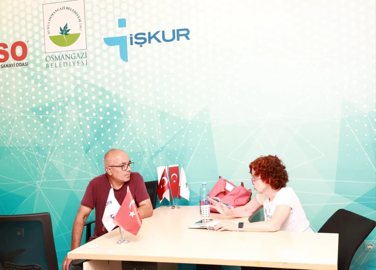 İŞKUR ve BTSO İşbirliği: Organizasyon alanında kurumların logoları eşliğinde görüşmeler sürüyor.