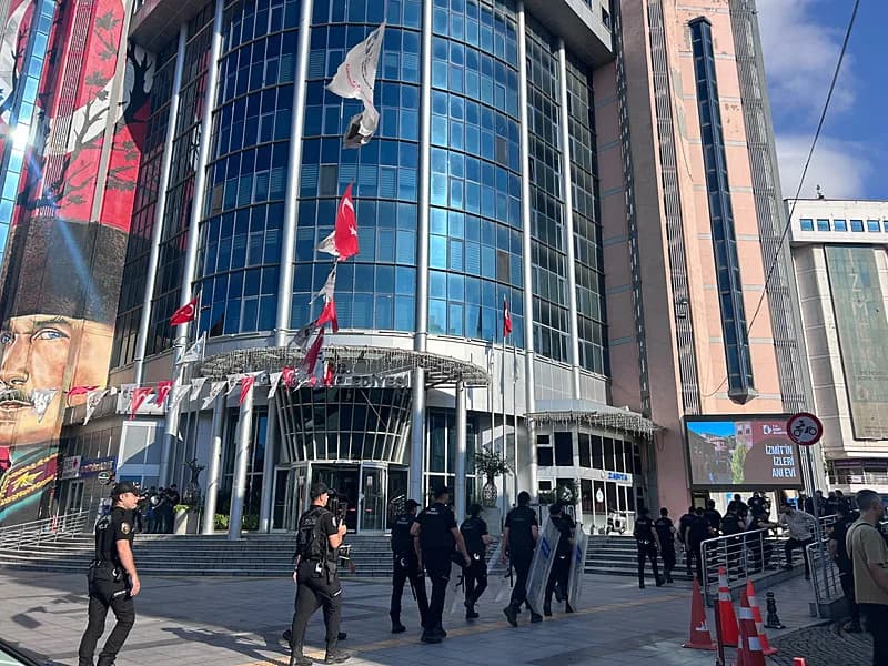 İzmit Belediyesi soruşturmasında gizli tanıktan şok ifade! 1,6 milyonluk ihale 84 milyon TL gösterildi: Veli Ağbaba’nın sevgilisi…