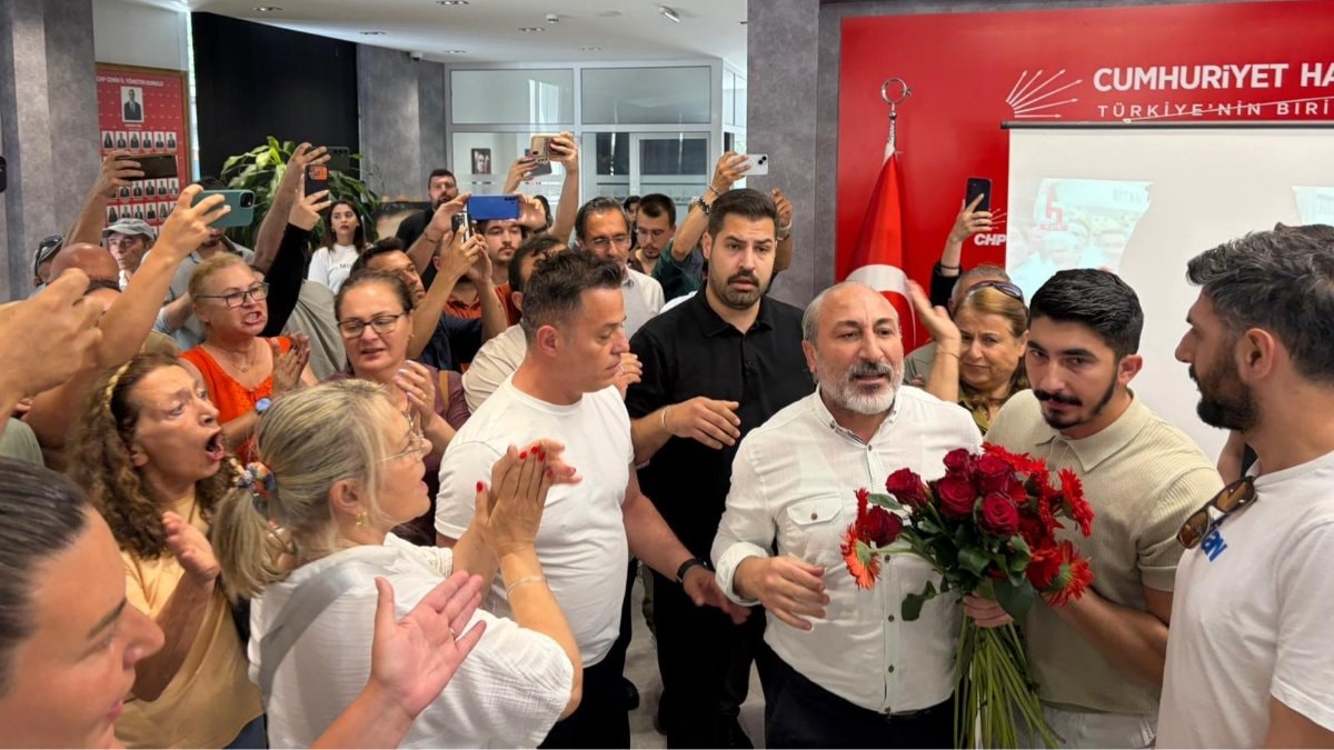 CHP İzmir İl Başkanlığı'nda 'karanfil' arbedesi