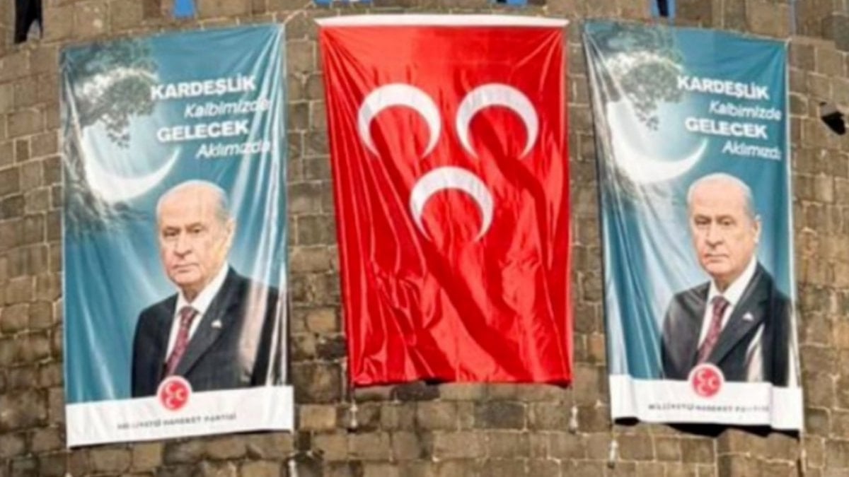 Diyarbakır surlarına Devlet Bahçeli posteri asıldı