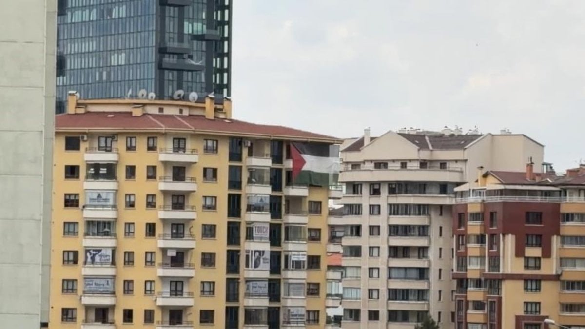Trump'ın kalacağı otelin karşısına Filistin bayrağı asıldı